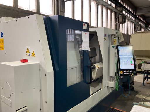 Moderne CNC-Dreh-Fräsmaschine in einer hellen Fertigungshalle.