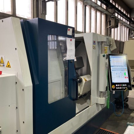 Moderne CNC-Dreh-Fräsmaschine in einer hellen Fertigungshalle.