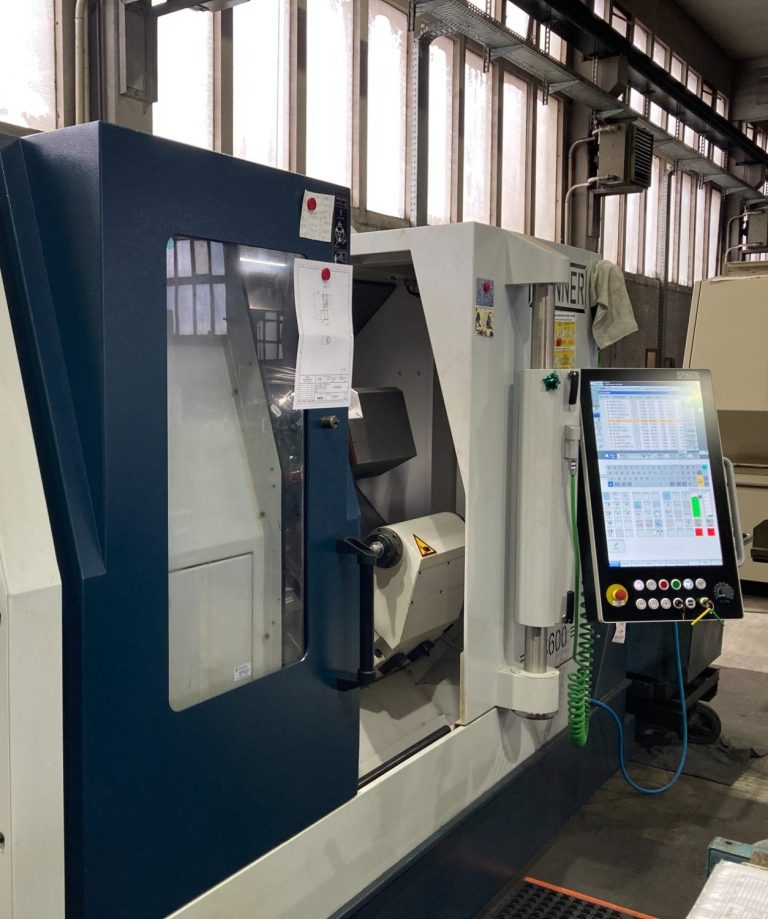 Moderne CNC-Dreh-Fräsmaschine in einer hellen Fertigungshalle.