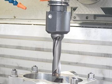 Eine Präzisionsfräse schneidet ein Werkstück in einer Fertigungsanlage.