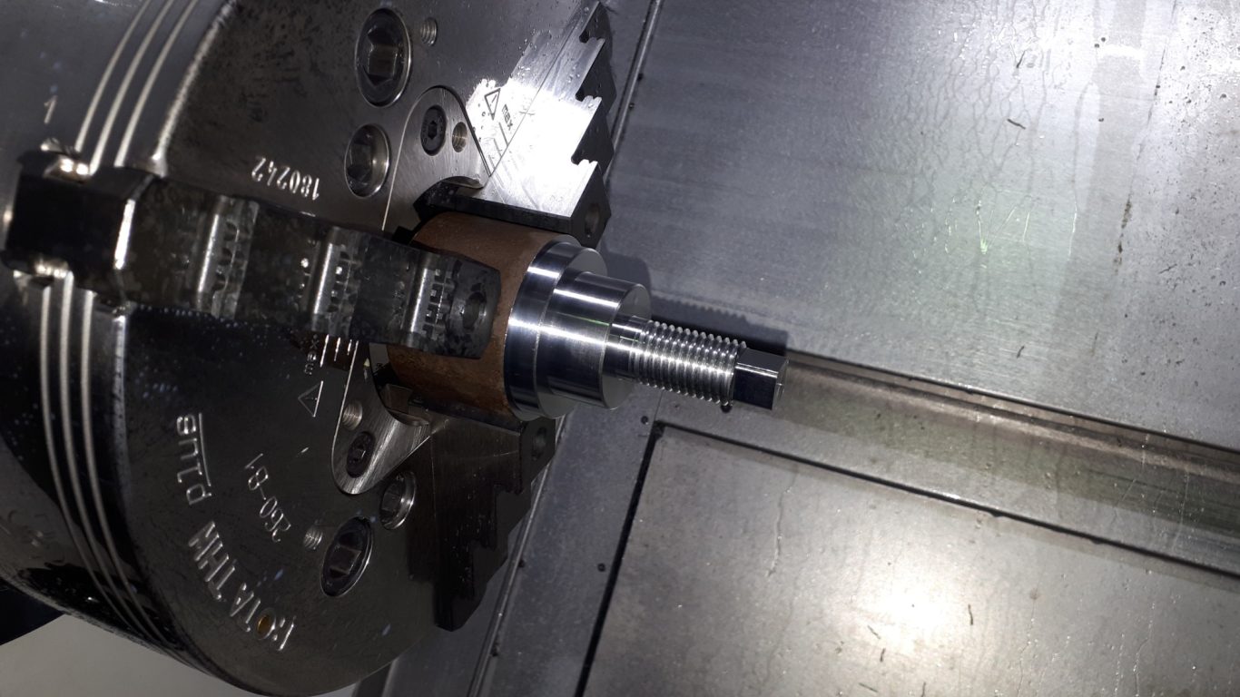 CNC-Dreh-Fräsbearbeitung Technische Vorrichtung mit einer Welle und Spannfutter zur Befestigung von Werkstücken.