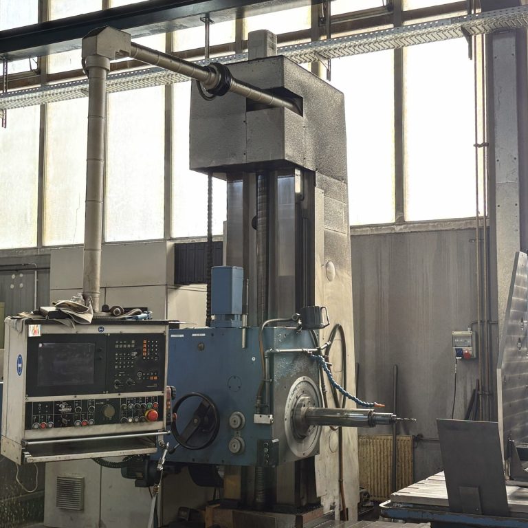 Tischbohrwerk mit Steuerungseinheit in einer hellen Fertigungshalle.