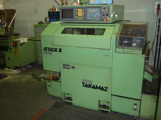 Kompakte CNC-Drehmaschine in einer Fertigungshalle.