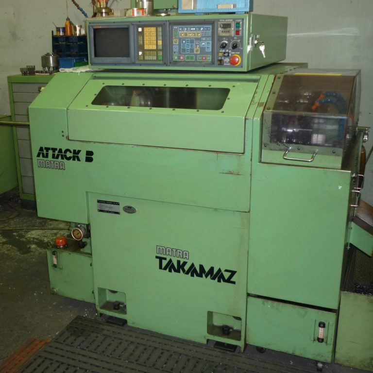 Kompakte CNC-Drehmaschine in einer Fertigungshalle.