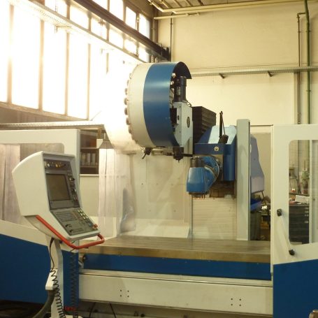 Moderne CNC-Maschine in einer hellen Fertigungshalle.