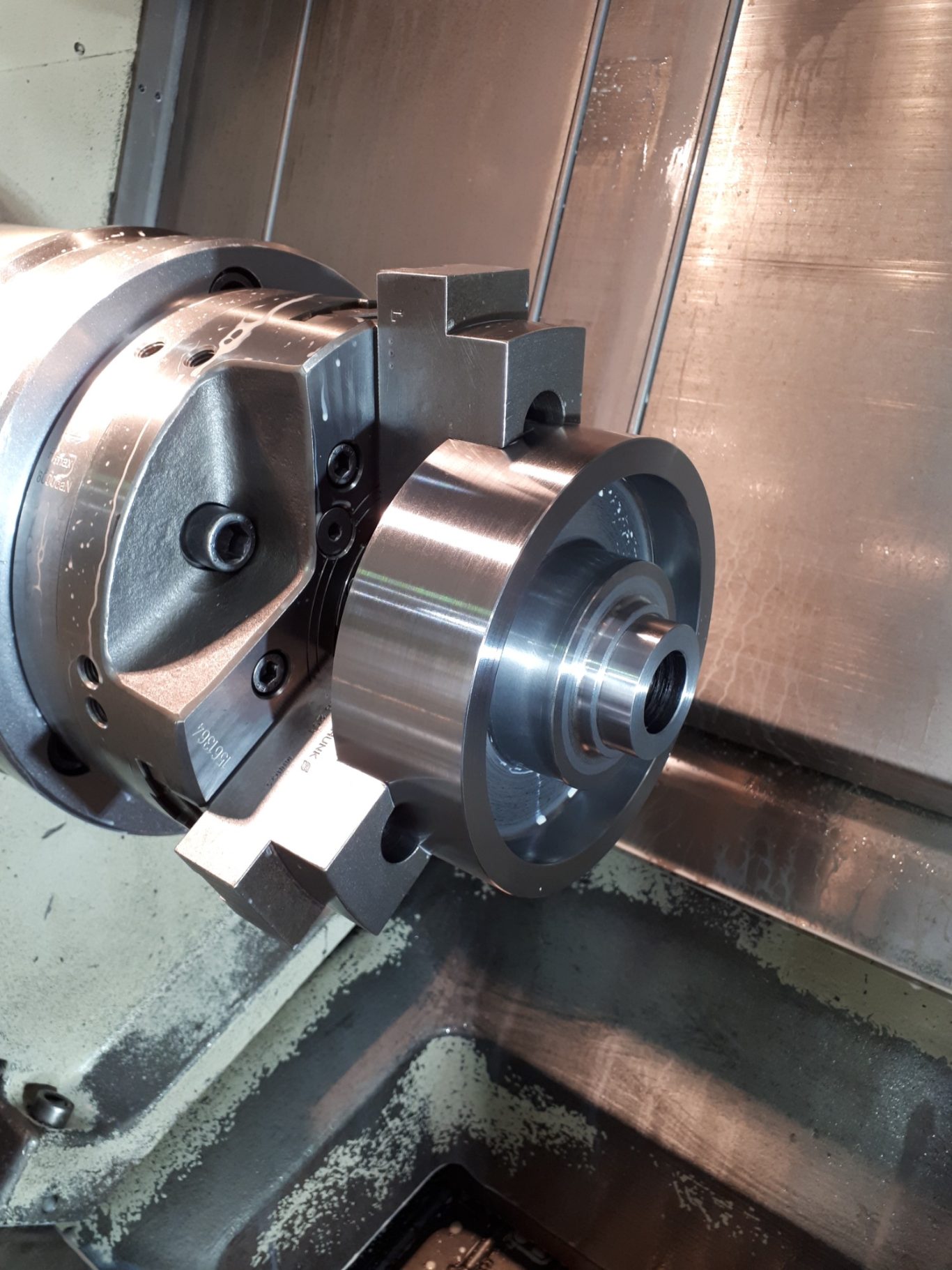 CNC-Drehzerspanung Metallwerkstück im Bearbeitungsprozess einer Drehmaschine.