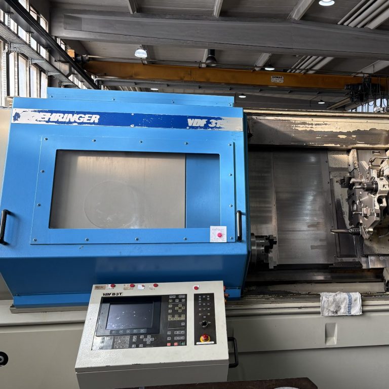 CNC-Bearbeitungszentrum mit Steuerpult und offener Arbeitskammer.