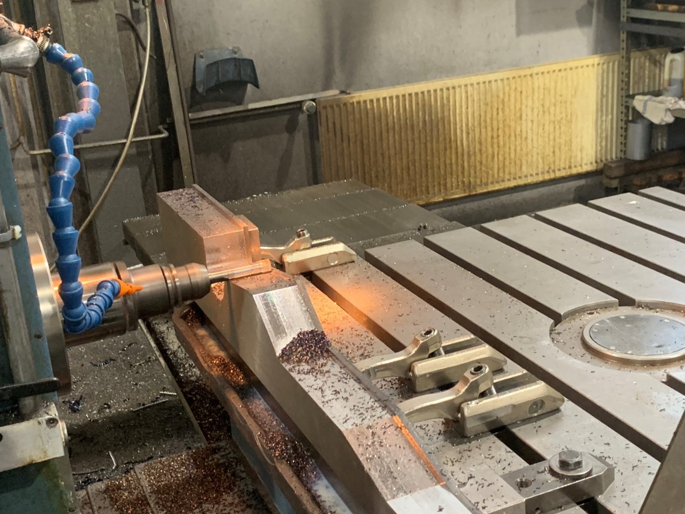 Fräsbearbeitung auf CNC-Bohrwerk Fräsmaschine bearbeitet ein Metallteil in einer Werkstatt.