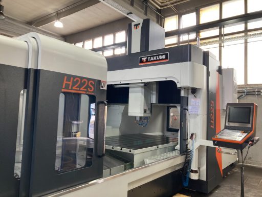 CNC-Bearbeitungsmaschine in einer modernen Werkstatt, mit Steuerungseinheit.