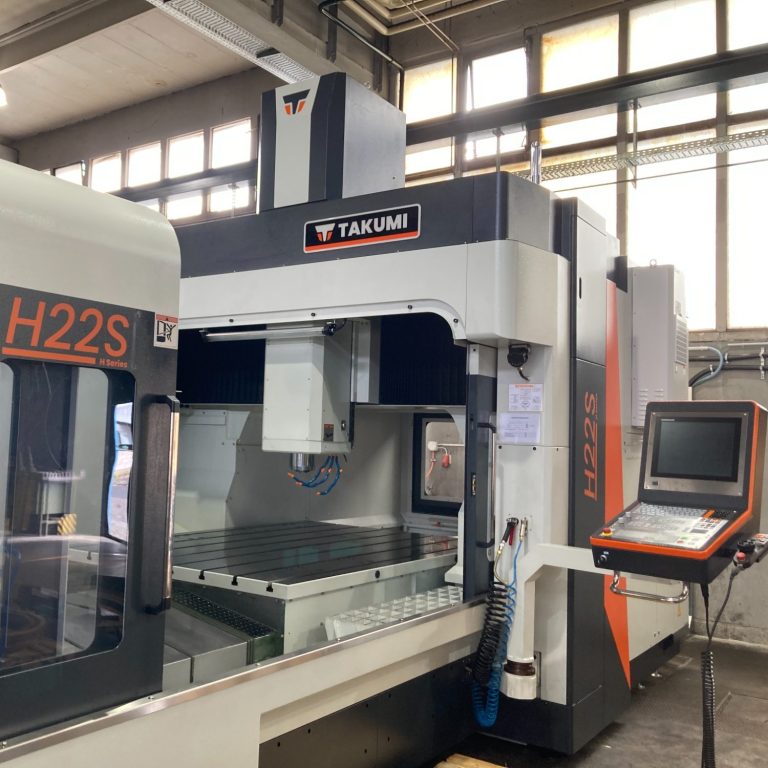 CNC-Bearbeitungsmaschine in einer modernen Werkstatt, mit Steuerungseinheit.