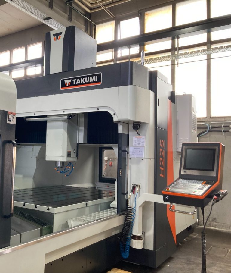 CNC-Bearbeitungsmaschine in einer modernen Werkstatt, mit Steuerungseinheit.