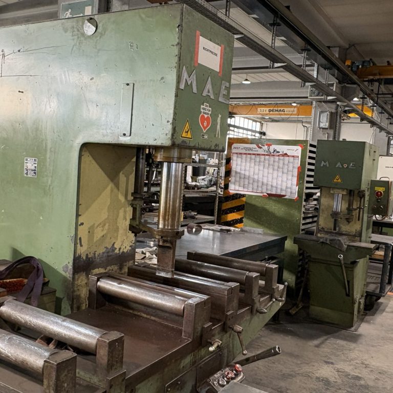 Zwei Pressen in einer Werkstatt für Metallbearbeitung.