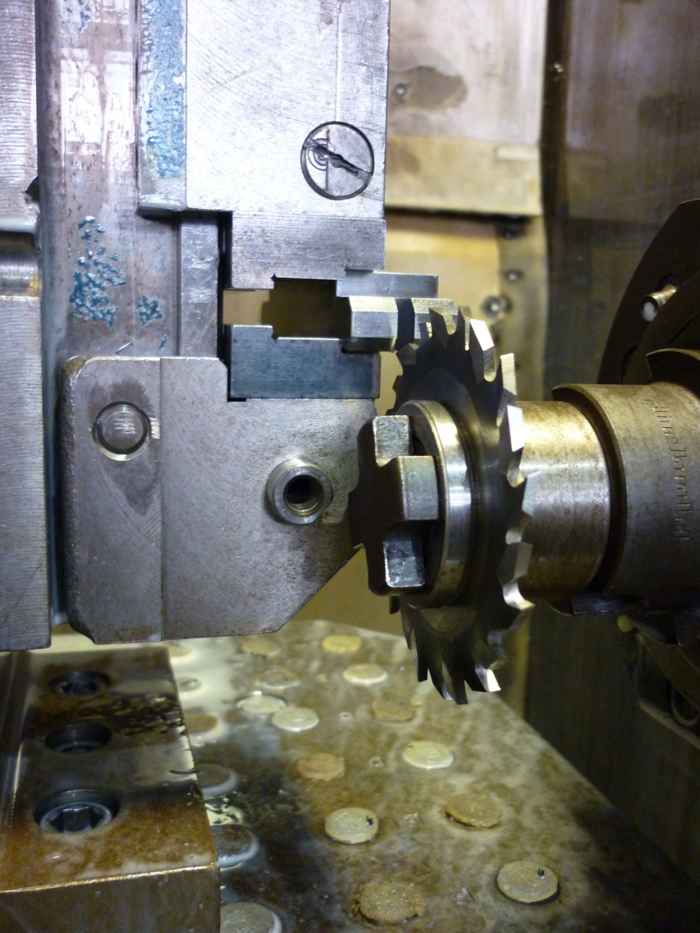 Nutfräsen mittels Scheibenfräser Nahaufnahme einer metallenen Maschine mit Zahnrad und beweglichen Teilen.