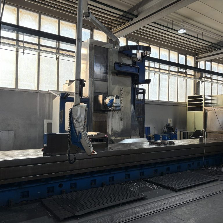 Lange CNC-Maschine in einer hellen Fertigungshalle.