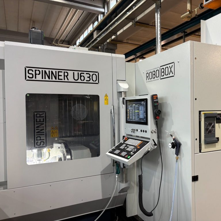 5-Achs-Bearbeitungszentrum mit CNC-Steuerungseinheit in einer Werkstatt.