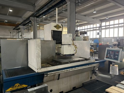 Flachschleifmaschine in heller Fertigungshalle