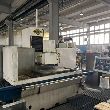 Flachschleifmaschine in heller Fertigungshalle