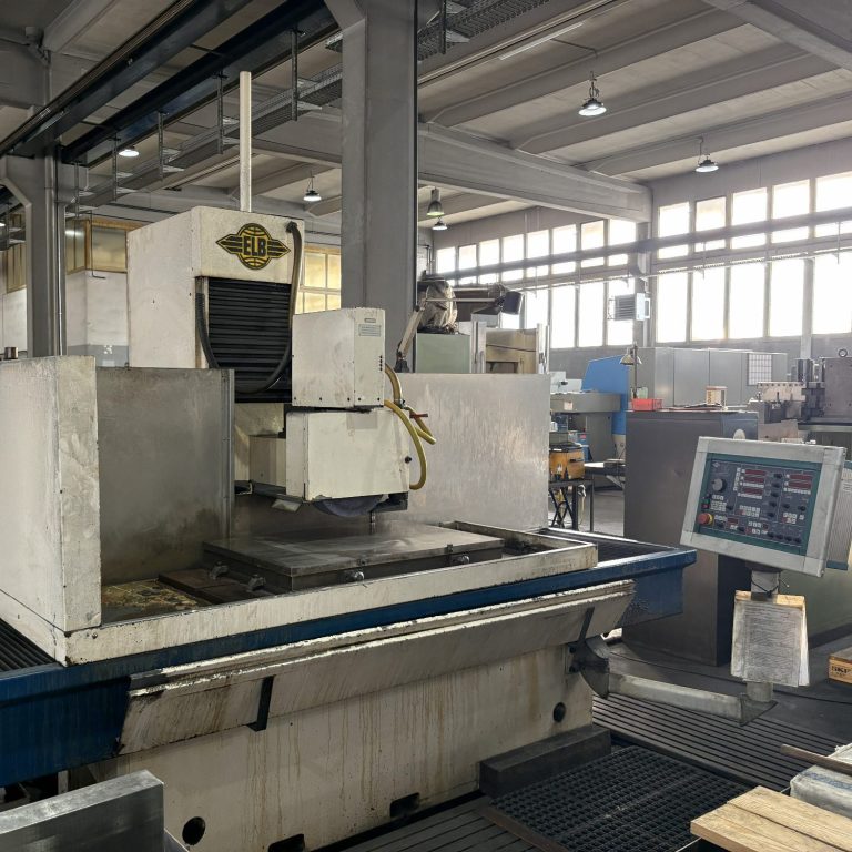 Flachschleifmaschine in heller Fertigungshalle