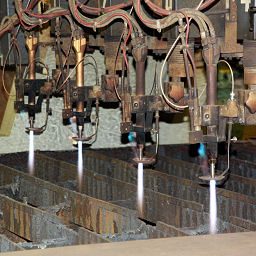 Maschine mit mehreren Düsen zur präzisen Bearbeitung von Materialien.