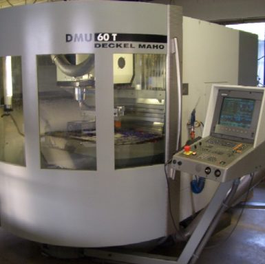 5-Achs-Bearbeitungszentrum mit CNC-Steuerungseinheit in einer Werkstatt.