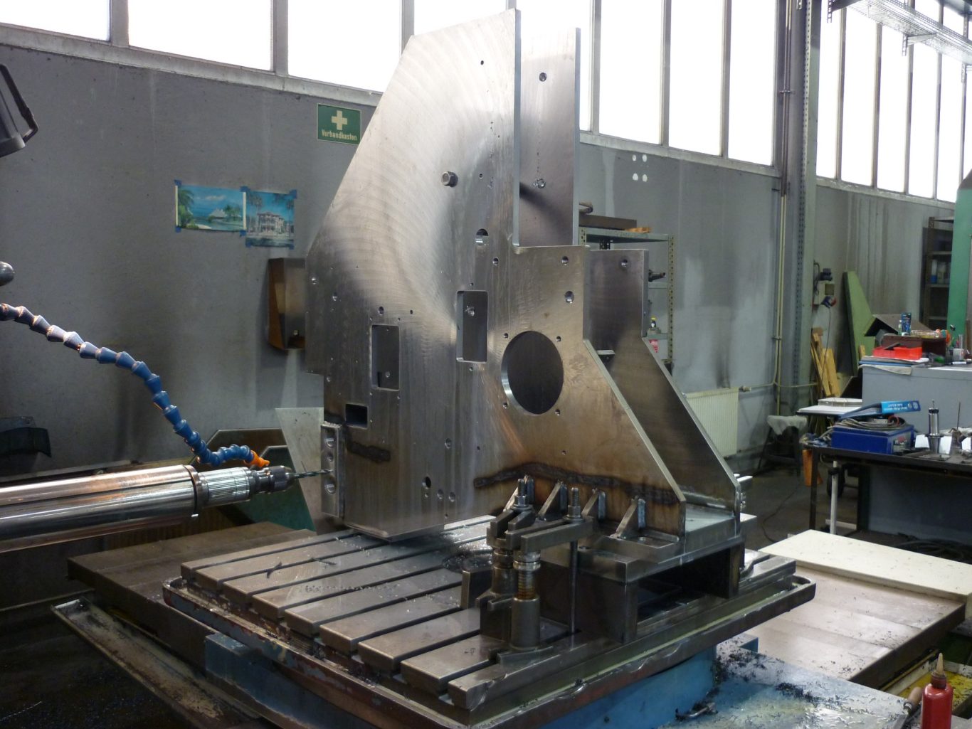 Schweißbaugruppe auf Bohrwerk Metallbearbeitungsmaschine mit bearbeitbaren Teile auf einem Werkstatttisch.