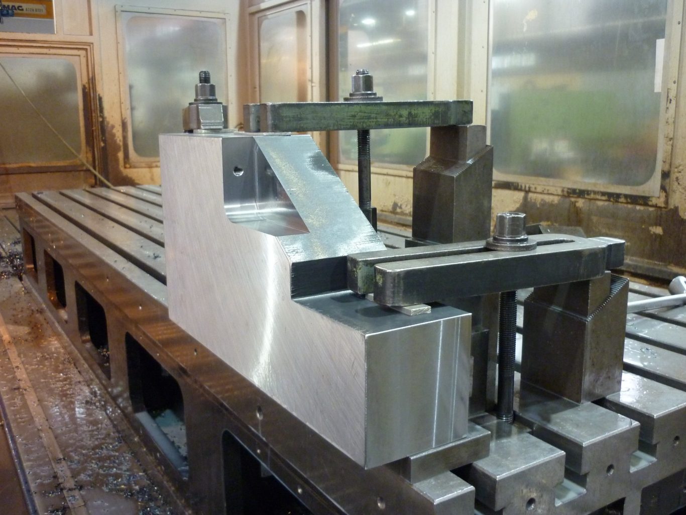 CNC Fräs- und Bohrbearbeitung Maschinenbearbeitung, großes Metallteil auf einer Präzisionsfräse.