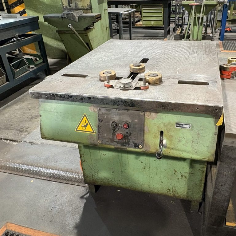 Maschine zum Konturrichten in einer Werkstatt.